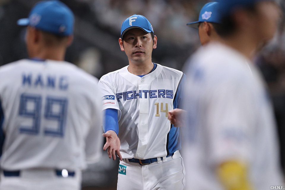 2回表を三者凡退に抑えた加藤貴投手