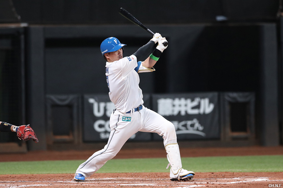 2回裏、センターへヒットを放つ伏見選手