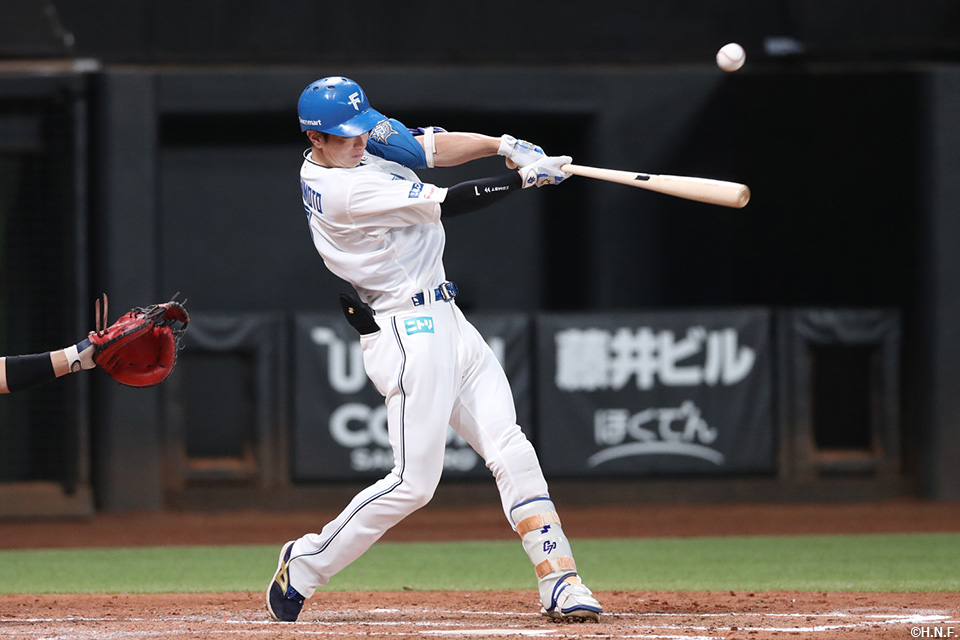 3回裏、ライトへヒットを放つ松本剛選手