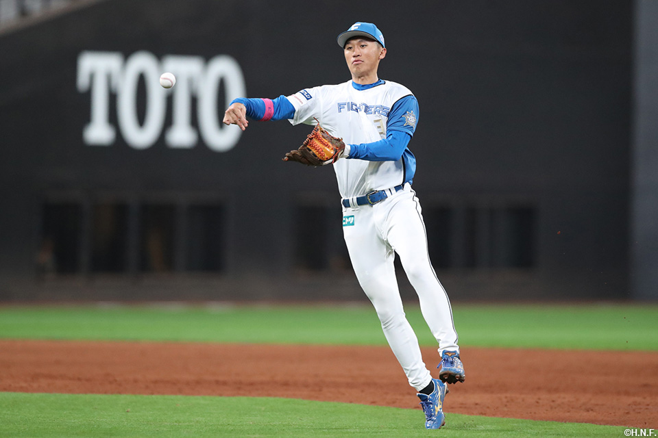 5回表、好守をみせる加藤豪選手