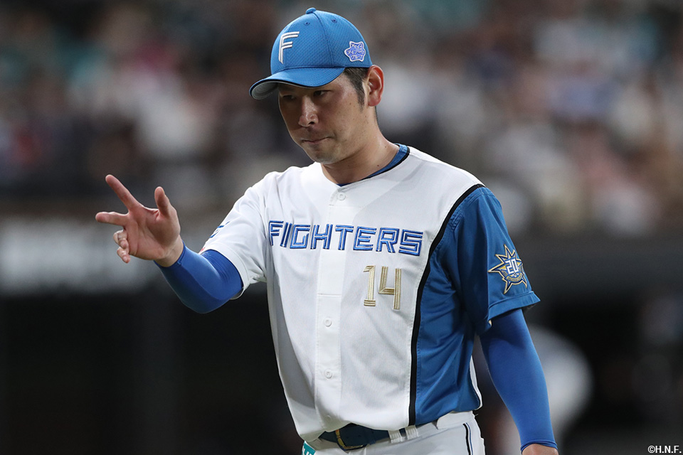 6回表を三者凡退に抑えた加藤貴投手