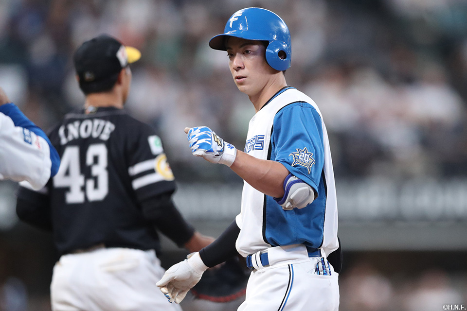 6回裏、センターへヒットを放った松本剛選手