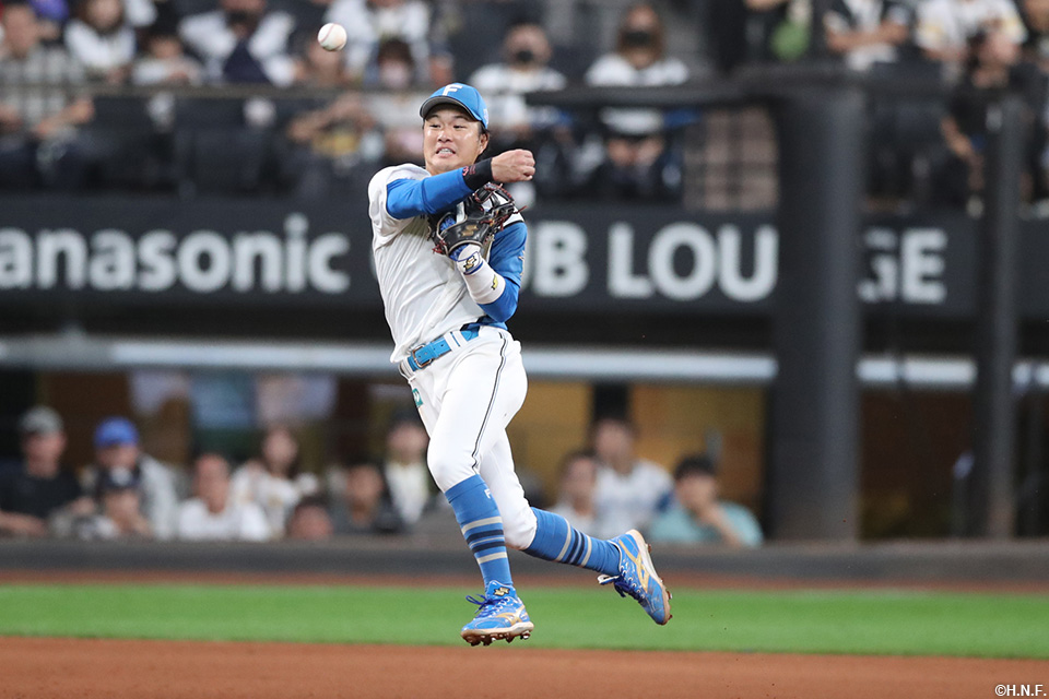 8回表、好守をみせる奈良間選手