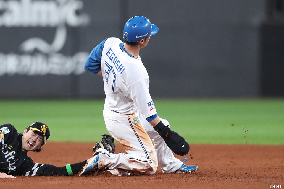 8回裏、盗塁をきめる江越選手