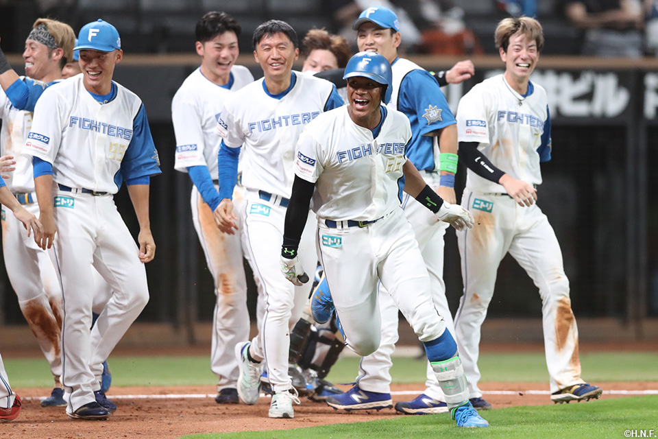 9回裏、サヨナラ2ランを放った万波選手01