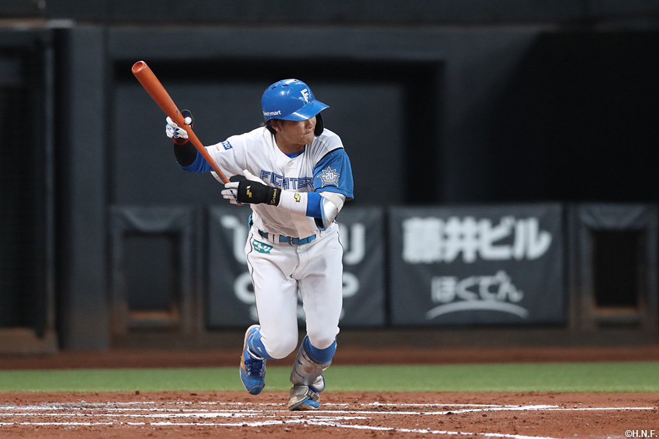 2回裏、スクイズが先制適時内野安打となる奈良間選手01