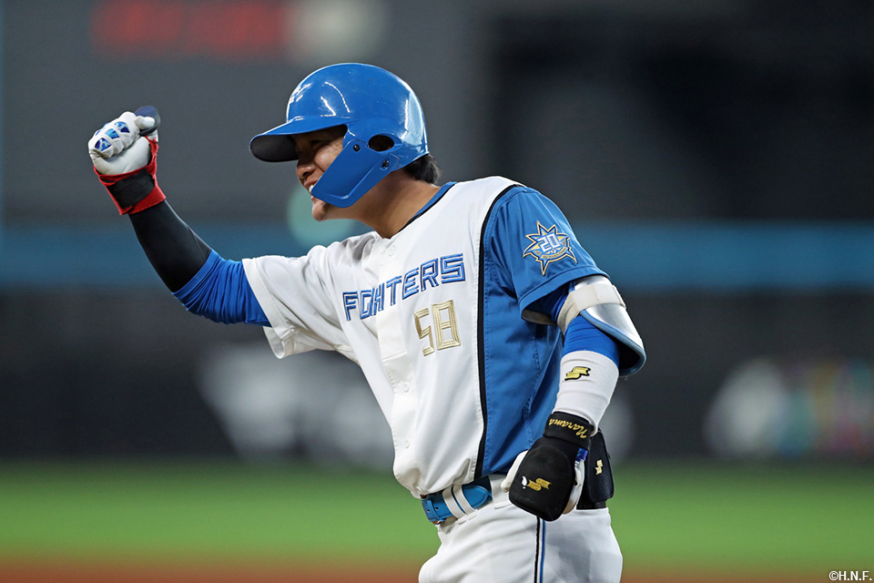 2回裏、スクイズが先制適時内野安打となる奈良間選手02