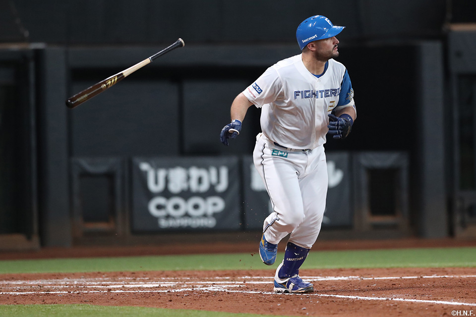 3回裏、レフトへヒットを放つマルティネス選手