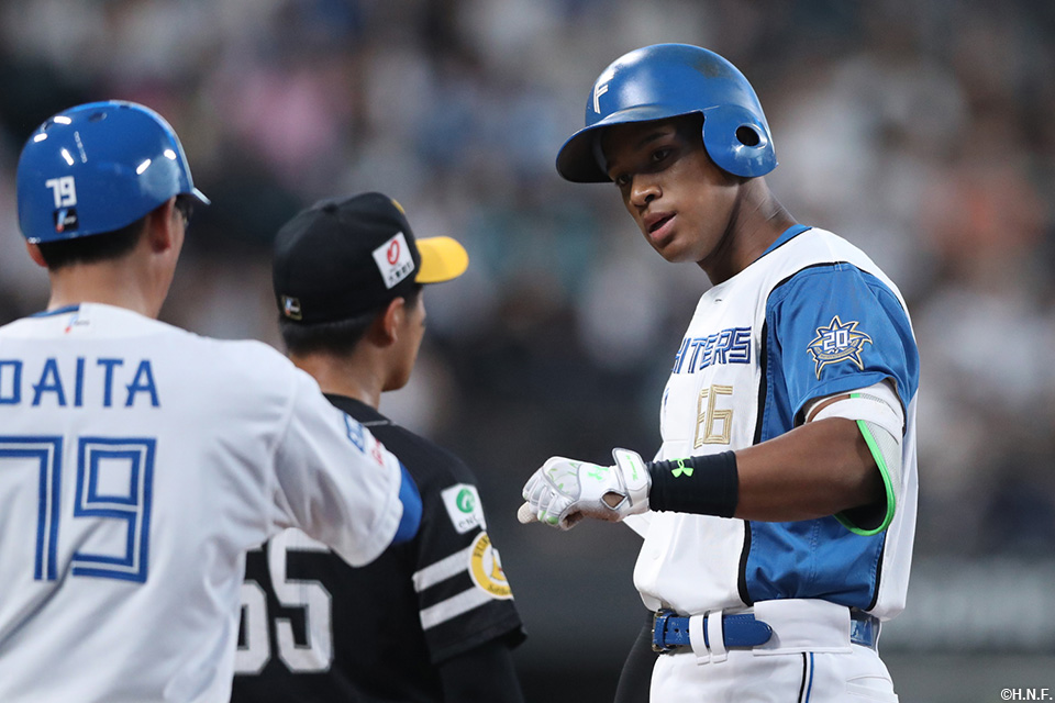 5回裏、レフトへヒットを放った万波選手