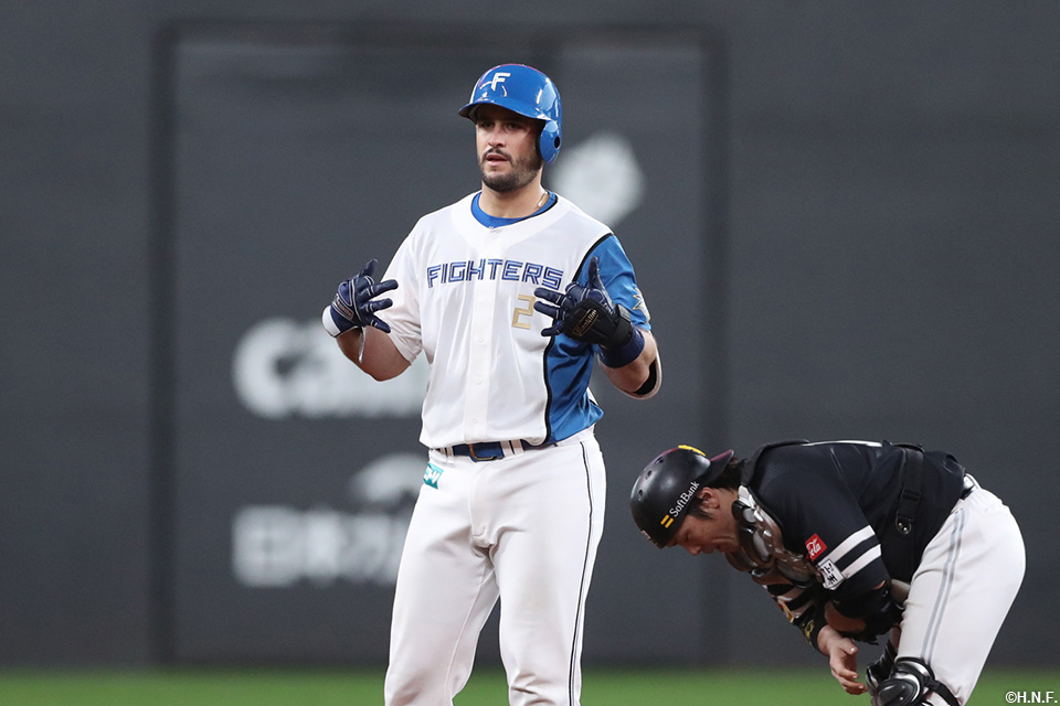 5回裏、レフトへ適時打を放ったマルティネス選手