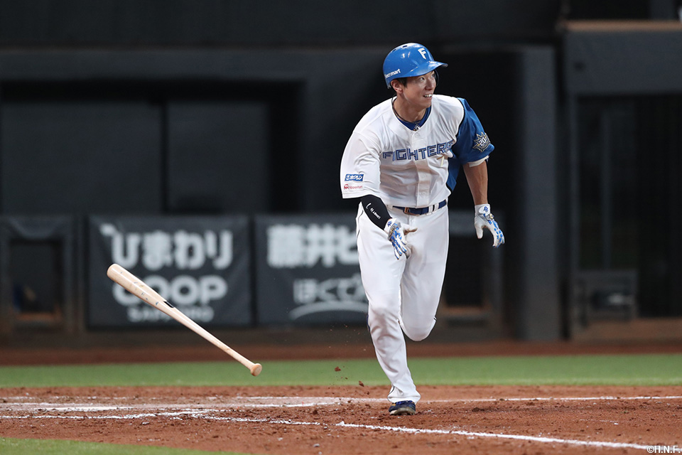 5回裏、センターへ適時打を放つ松本剛選手01