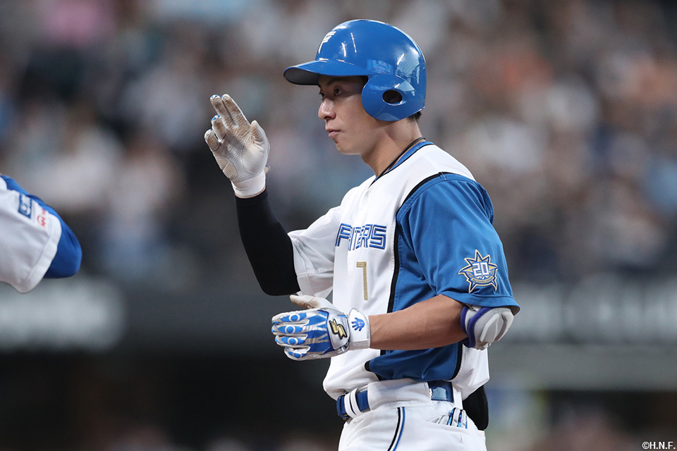 5回裏、センターへ適時打を放つ松本剛選手02