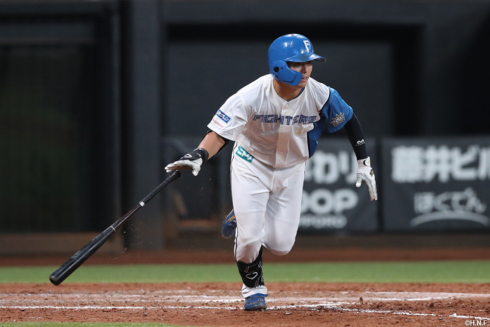 5回裏、ライトへヒットを放つ上川畑選手