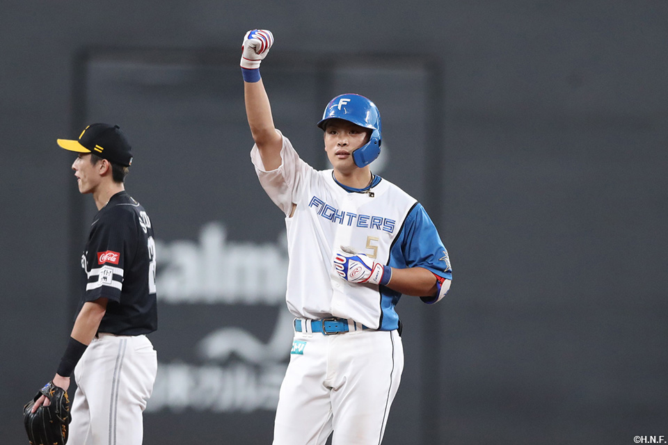 5回裏、レフトへ適時二塁打を放った野村選手