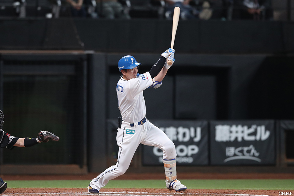 7回裏、センターへヒットを放つ松本剛選手