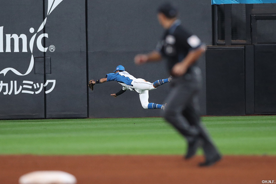 8回表、好守をみせる細川選手