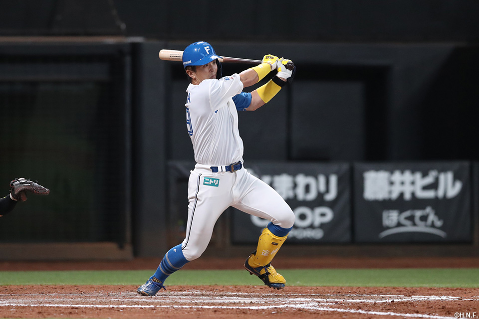 8回裏、ライトへヒットを放つ山田選手