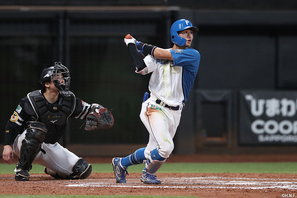 8回裏、ライトへ適時打を放つ細川選手