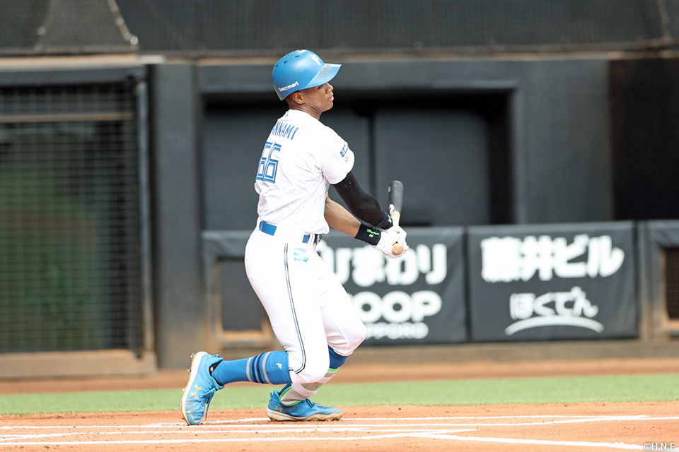 1回裏、レフトへヒットを放つ万波選手