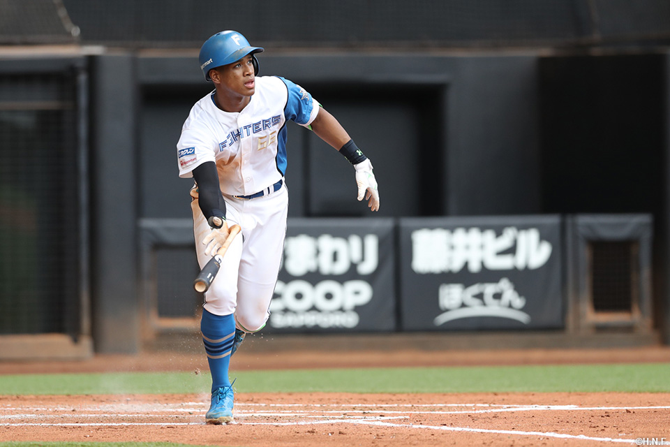 3回裏、同点弾を放つ万波選手01