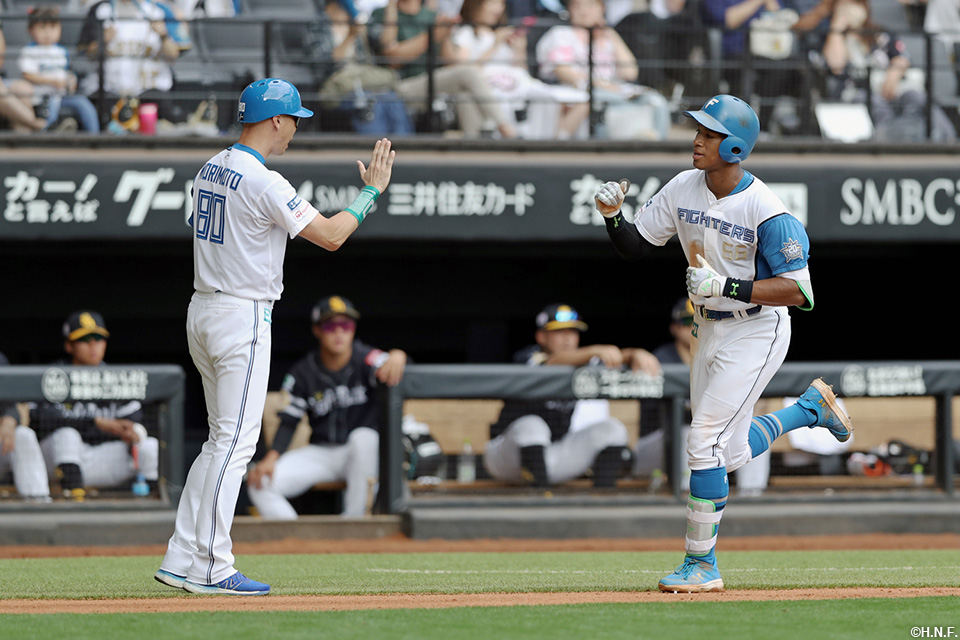 3回裏、同点弾を放つ万波選手02