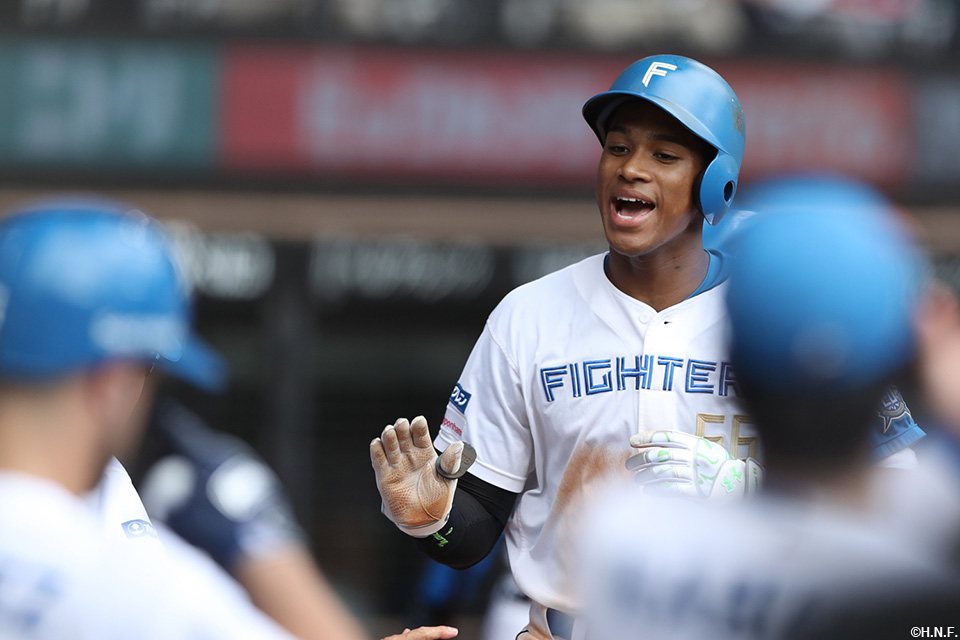 3回裏、同点弾を放つ万波選手03