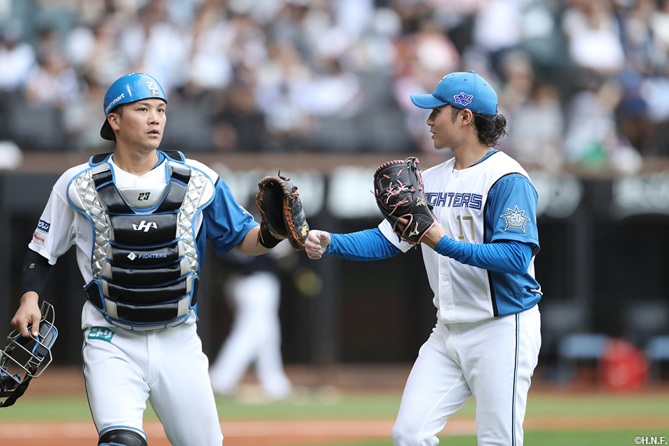 5回表を抑えた伏見選手と伊藤投手