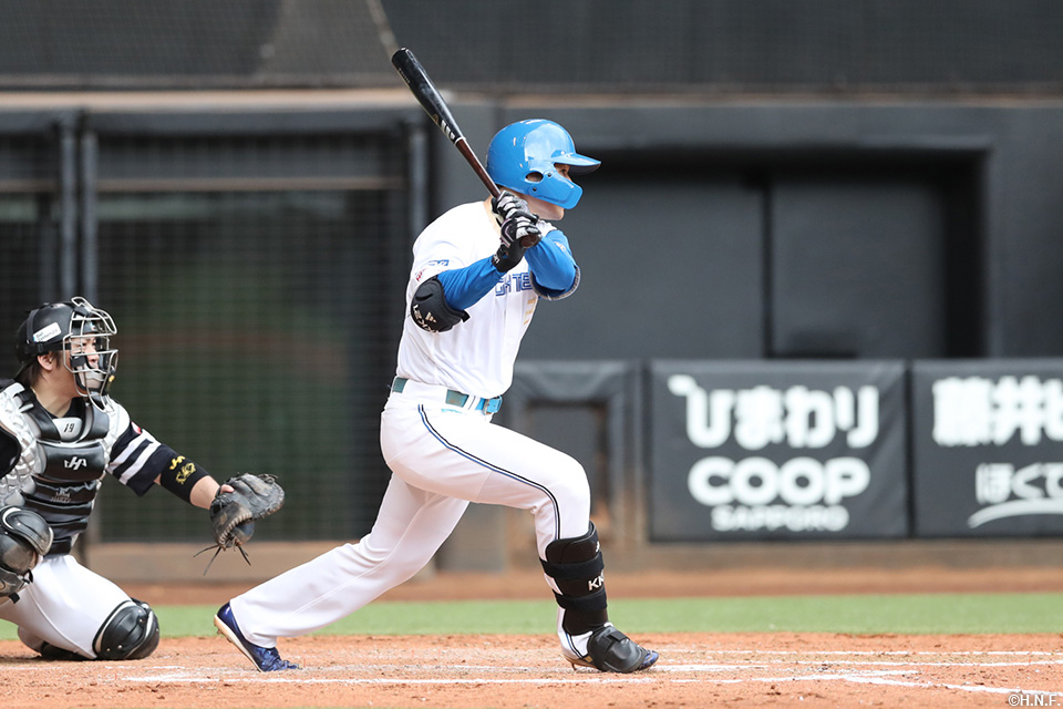 5回裏、センターへヒットを放つ清宮選手