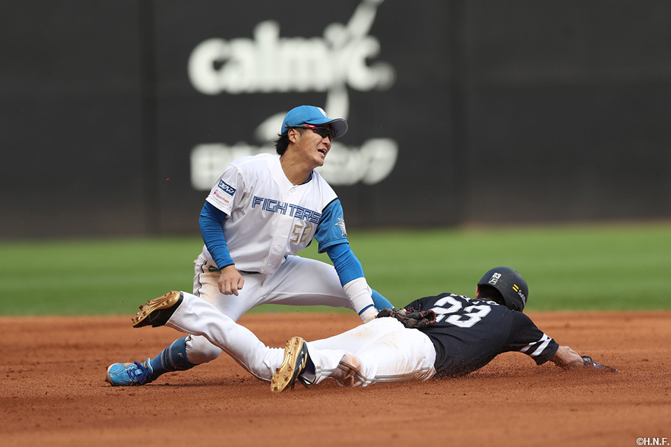 7回表、盗塁を阻止する奈良間選手