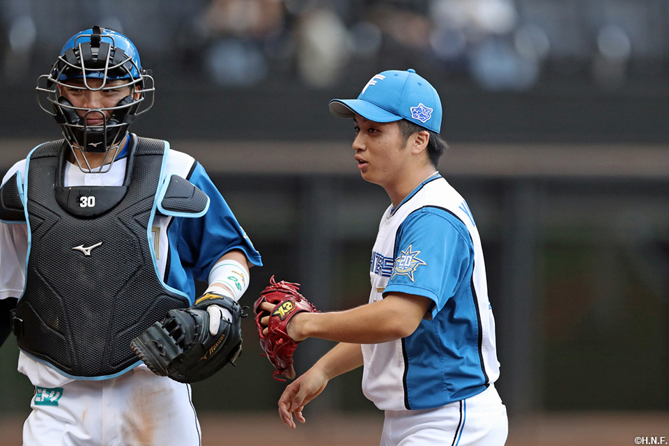 9回表を抑えた郡司選手と山本拓投手