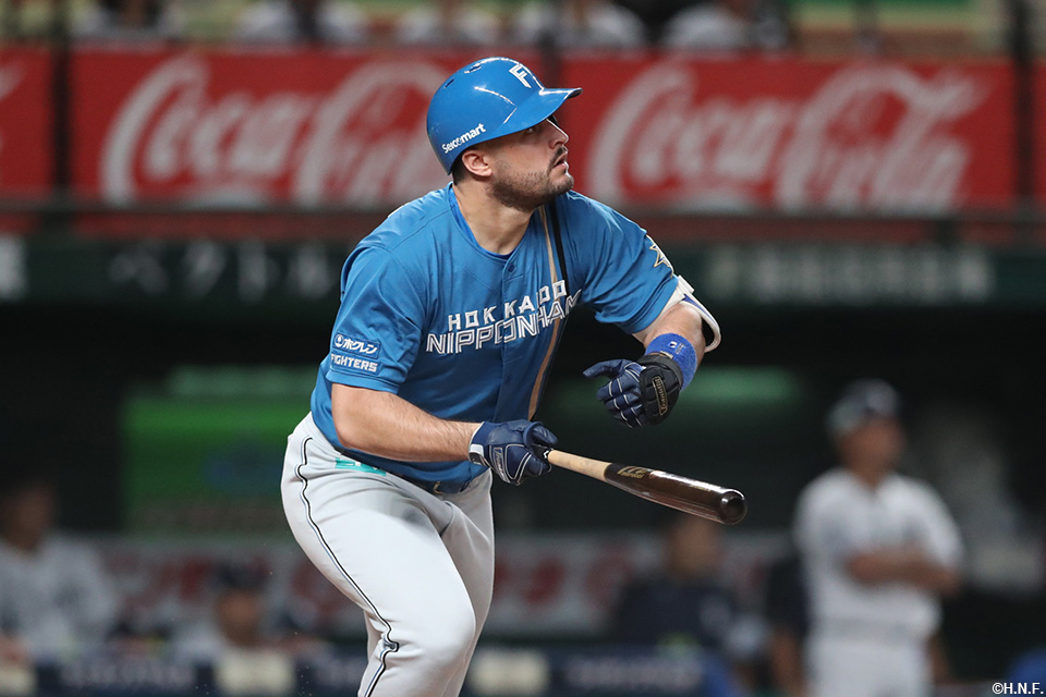 1回表、先制となる適時二塁打を放つマルティネス選手