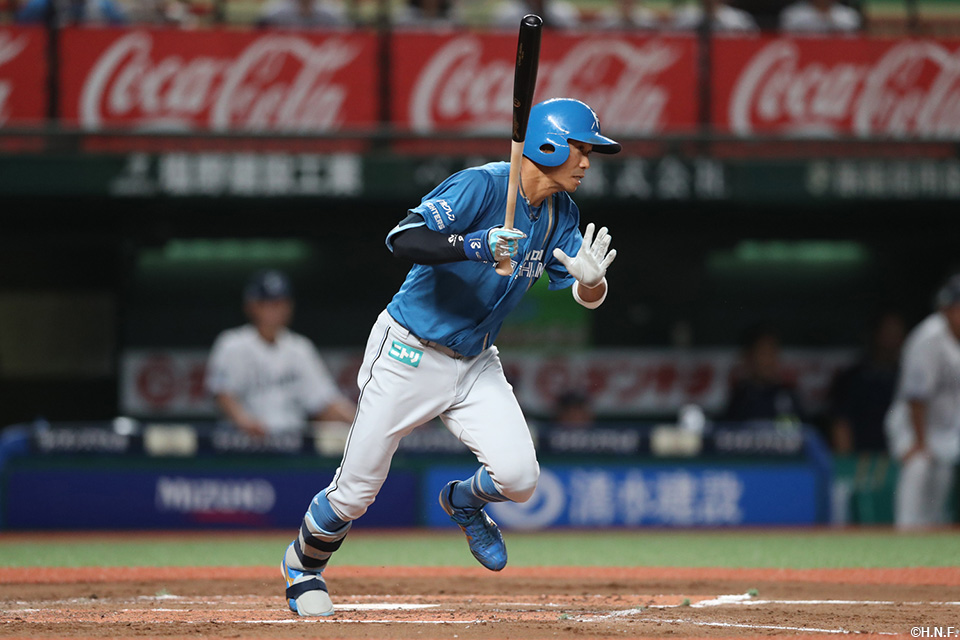 2回表、適時打を放つ中島卓選手