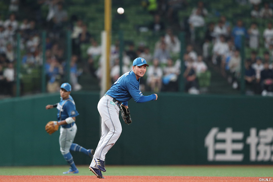 4回裏、好守をみせる清宮選手