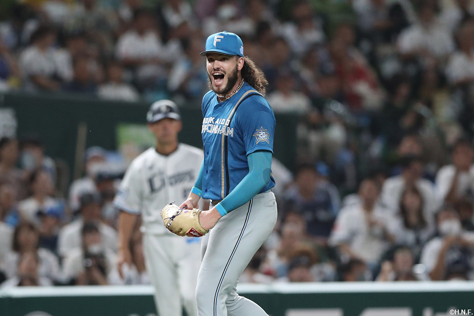 5回裏、全て投ゴロで三者凡退に抑えたポンセ投手