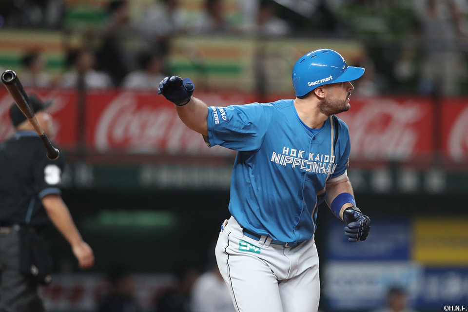 6回表、勝ち越し本塁打を放つマルティネス選手01