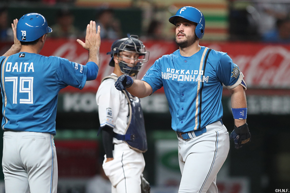 6回表、勝ち越し本塁打を放つマルティネス選手02