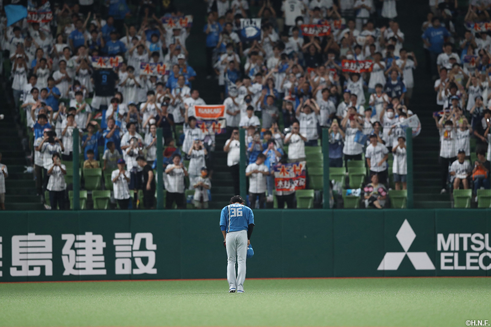 3回裏、レフトの守備につきファンへ挨拶をする木村選手