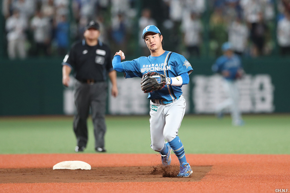 3回裏、好守をみせる奈良間選手