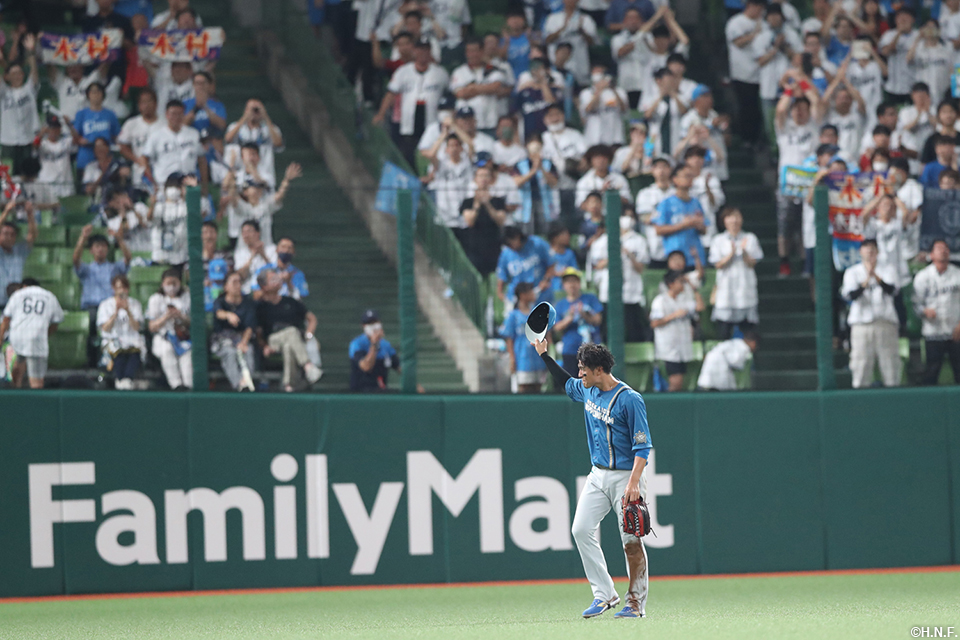 4回裏、ファンへ最後の挨拶をする木村選手