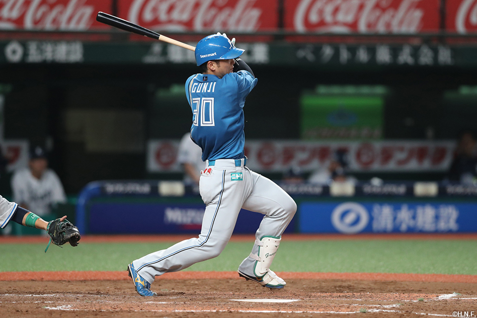 5回表、レフトへヒットを放つ郡司選手