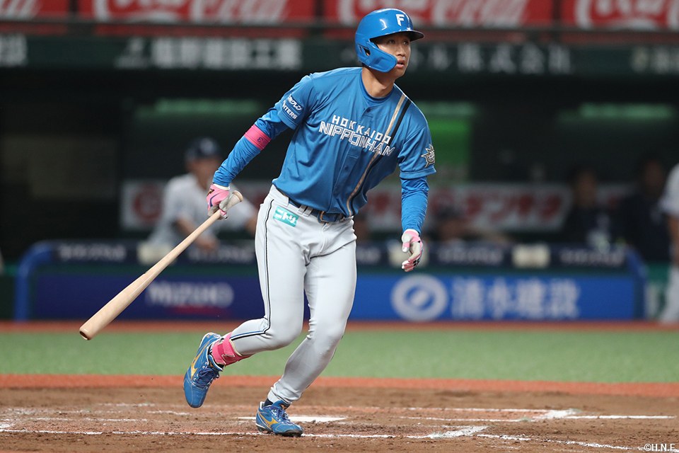 8回表、代打でソロ本塁打を放つ加藤豪選手01