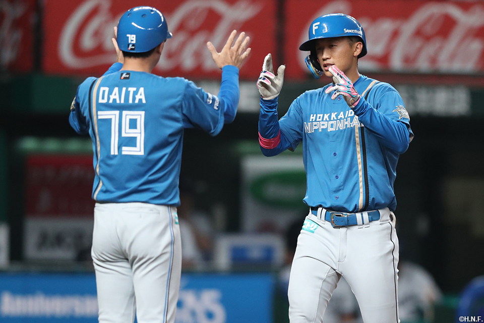 8回表、代打でソロ本塁打を放つ加藤豪選手02