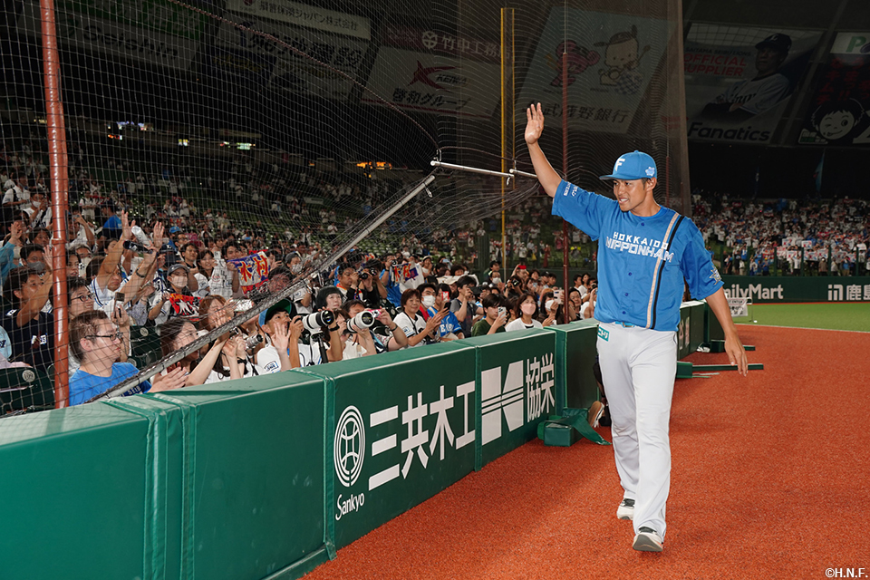 試合後、ファンに挨拶する木村選手