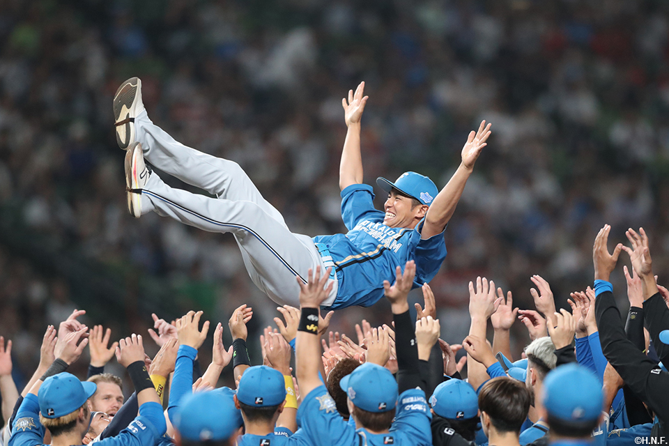 胴上げされる木村選手