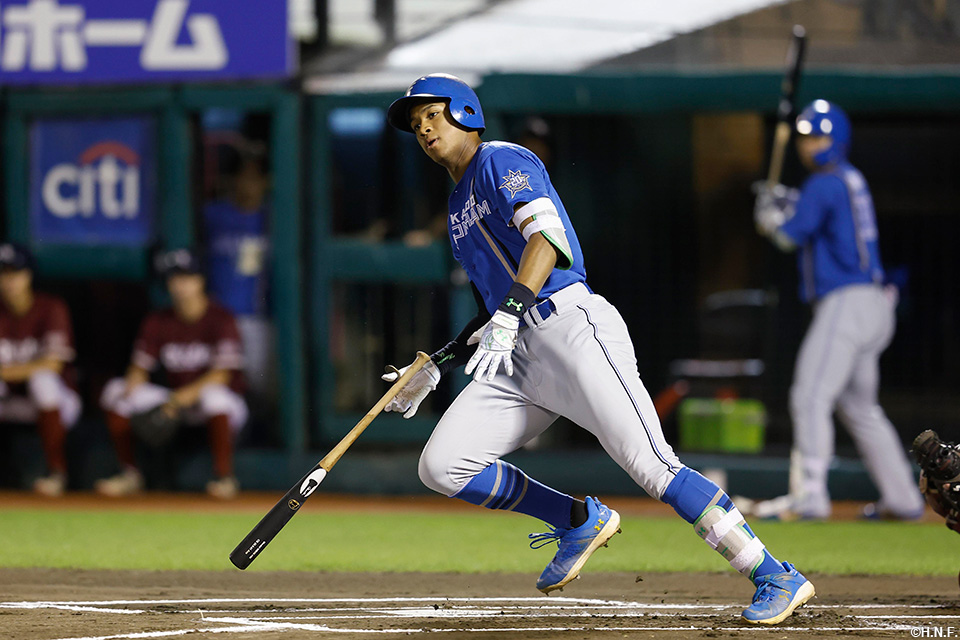 1回表、二塁打を放つ万波選手