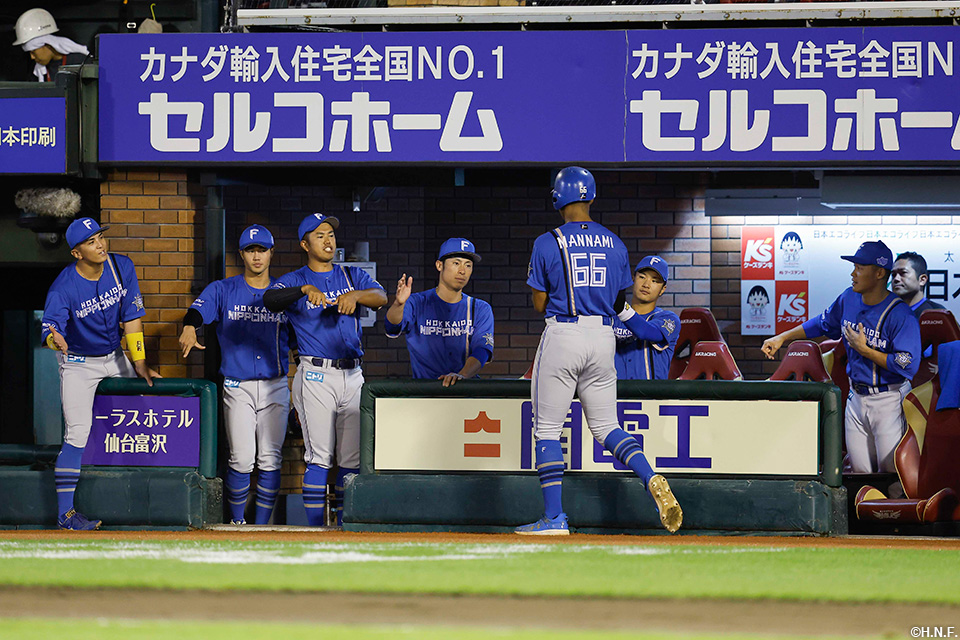 1回表、先制のホームを踏んだ万波選手