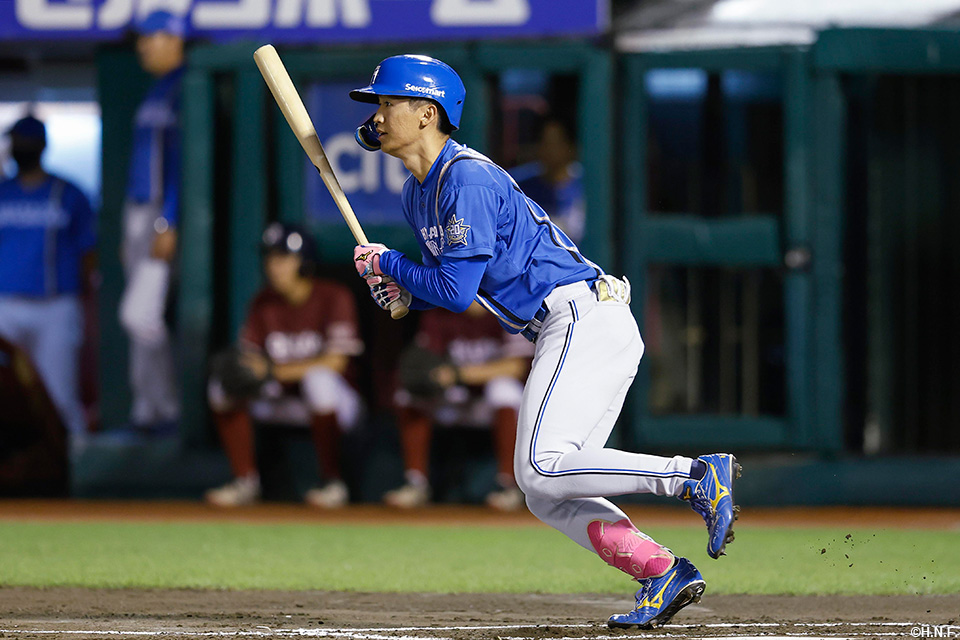 1回表、適時打を放つ加藤豪選手
