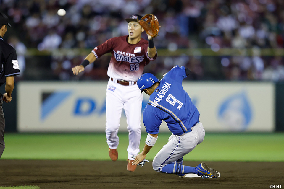 2回表、通算200盗塁を達成する中島卓選手01