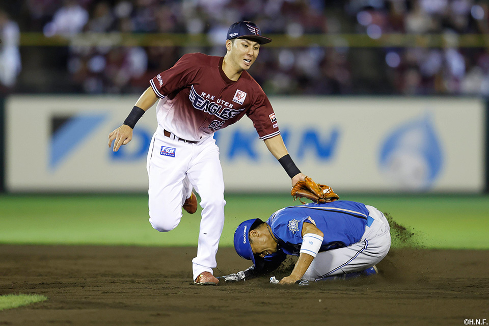 2回表、通算200盗塁を達成する中島卓選手02