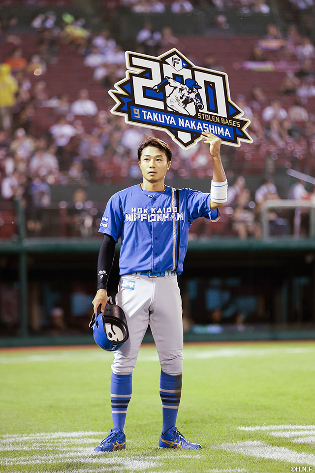 2回表、通算200盗塁を達成する中島卓選手03